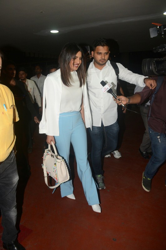 Priyanka Chopra was papped at the airport this morning. Priyanka Chopra,actress Priyanka Chopra,Priyanka Chopra Quantico,Priyanka Chopra in Mumbai,priyanka chopra in india,Priyanka Chopra at airport,Priyanka Chopra at Mumbai airport