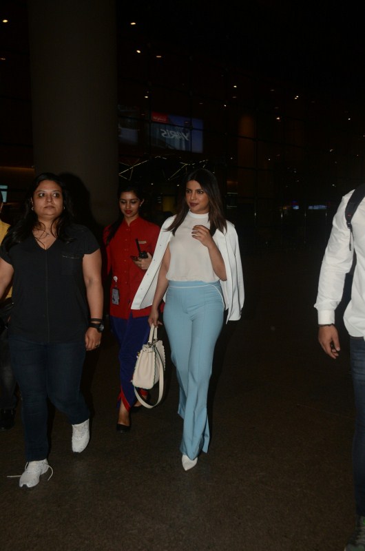 Priyanka Chopra snapped at Mumbai Airport. Priyanka Chopra,actress Priyanka Chopra,Priyanka Chopra Quantico,Priyanka Chopra in Mumbai,priyanka chopra in india,Priyanka Chopra at airport,Priyanka Chopra at Mumbai airport