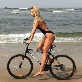 Indian supermodel Lisa Haydon flaunts her curves in a swimsuit on the beach.