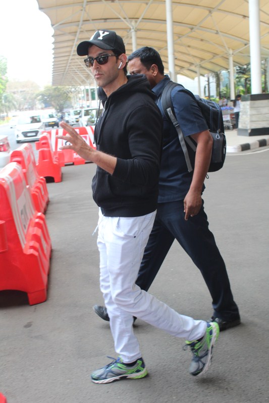 Hrithik Roshan snapped at Mumbai Airport. Hrithik Roshan,Arjun Kapoor,Esha Gupta,Esha Gupta at Airport,Hrithik Roshan at Airport,Arjun Kapoor at Airport,Hrithik Roshan pics,Hrithik Roshan images