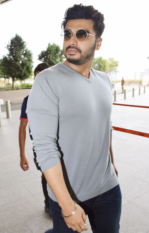 Bollywood actor Arjun Kapoor snapped at Airport. Hrithik Roshan,Arjun Kapoor,Esha Gupta,Esha Gupta at Airport,Hrithik Roshan at Airport,Arjun Kapoor at Airport,Hrithik Roshan pics,Hrithik Roshan images