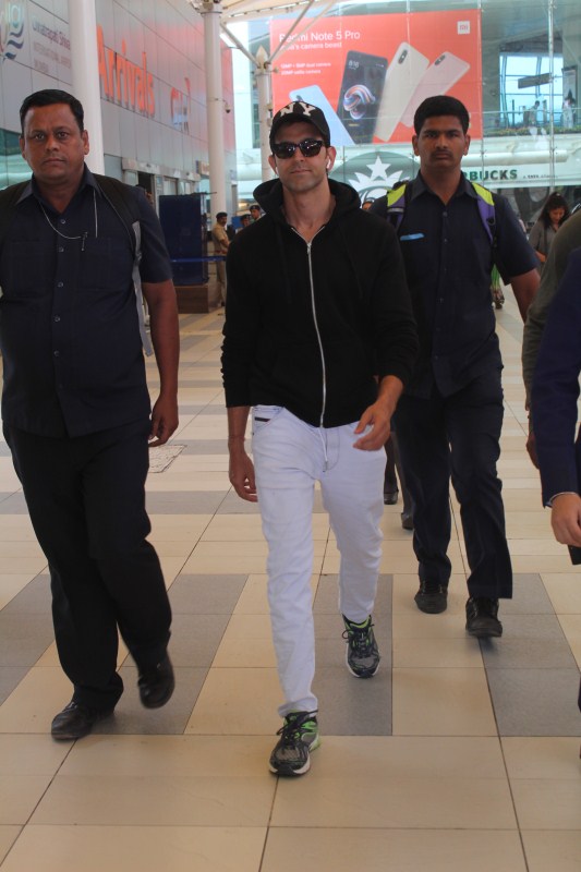 Bollywood actor Hrithik Roshan snapped at Mumbai Airport. Hrithik Roshan,Arjun Kapoor,Esha Gupta,Esha Gupta at Airport,Hrithik Roshan at Airport,Arjun Kapoor at Airport,Hrithik Roshan pics,Hrithik Roshan images