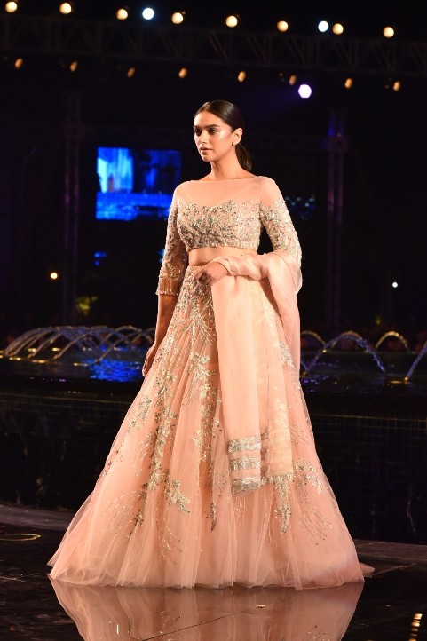 Aditi Rao Hydari walks the ramp for Manish Malhotra Summer Couture 2018. Radhika Apte,Aditi Rao,Nushrat Bharucha,Manish Malhotra,Manish Malhotra summer couture 2018,Manish Malhotra summer couture