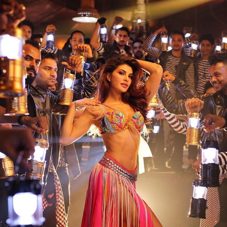 Jacqueline Fernandez is seen sizzling in the song with her impeccable dance moves. Jacqueline Fernandez,actress Jacqueline Fernandez,hot Jacqueline Fernandez,Baaghi 2,Baaghi 2 song,Baaghi 2 movie song,Ek Do Teen,Ek Do Teen song