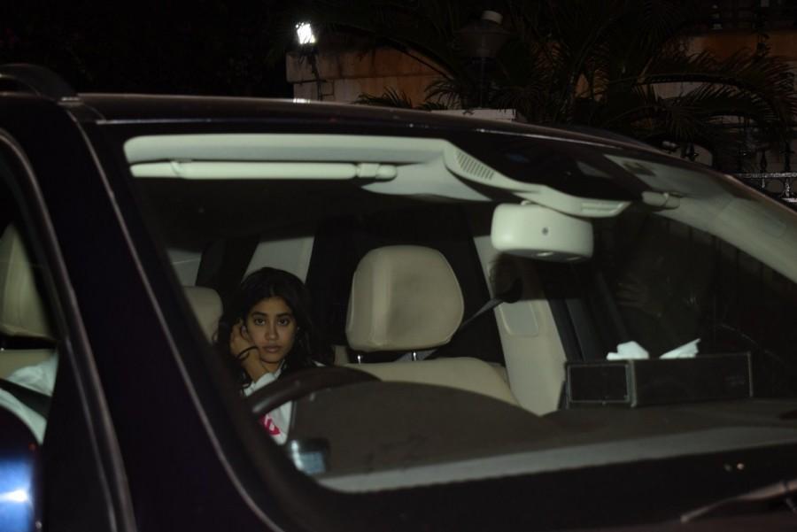 Janhvi Kapoor and Khushi Kapoor was spotted Arjun Kapoor's home. Janhvi Kapoor and Khushi Kapoor,Janhvi Kapoor,Khushi Kapoor,Arjun Kapoor,Boney Kapoor,Sridevi Kapoor,Sridevi daughters