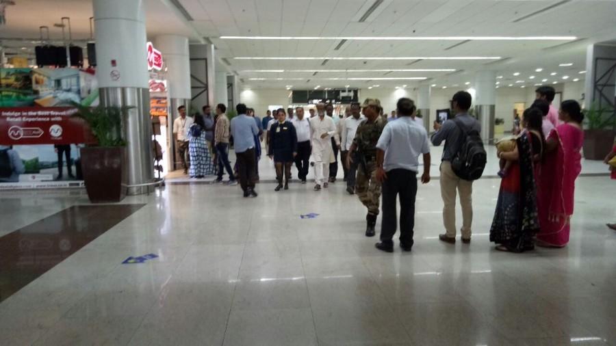 Superstar Rajinikanth spotted at Chennai airport. Rajinikanth,Superstar Rajinikanth,Rajinikanth returns to Chennai,Superstar Rajinikanth returns to Chennai,Rajinikanth pics,Rajinikanth images,Rajinikanth Himalayas trip,RajiniMakkalMandram,Rajini Makkal Mandram