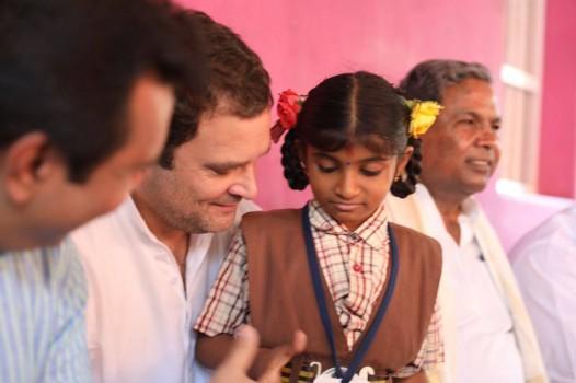 Congress President Rahul Gandhi along with Karnataka CM Siddaramaiah interacts with the fishermen community of Thenka Yermal.