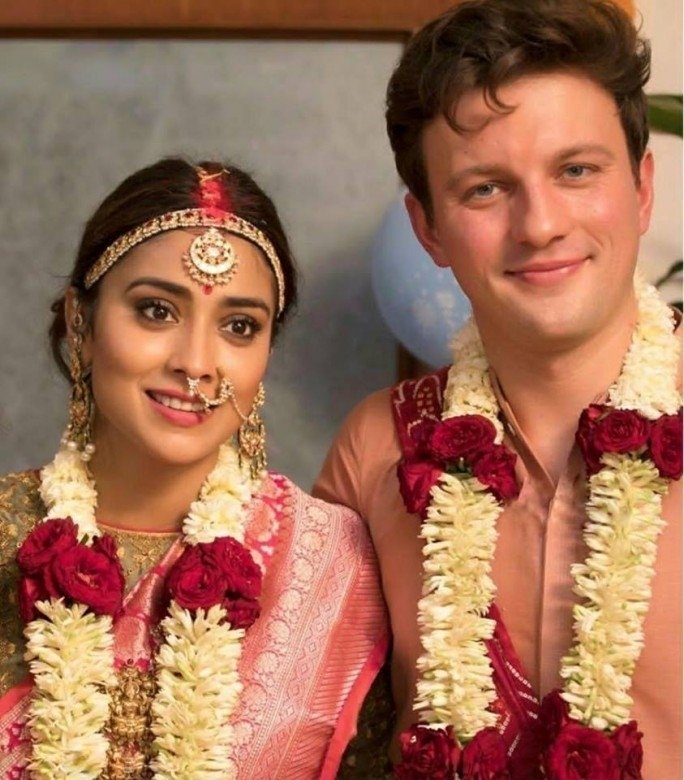 Actress Shriya Saran and Andrei Koscheev's wedding stills. Shriya Saran and Andrei Koscheev,Shriya Saran,Andrei Koscheev,Shriya Saran wedding pics,Shriya Saran wedding pictures,Shriya Saran wedding photos,Shriya Saran marriage,Shriya Saran marriage pics,Shriya Saran marriage images,Shriya Saran marriage photos