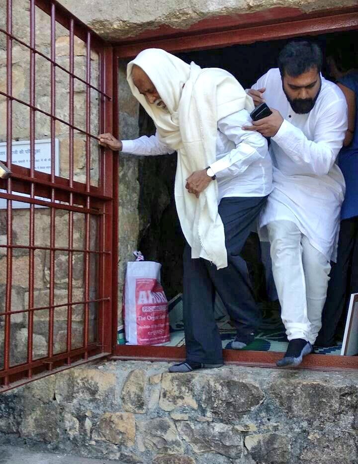 He said he has come to the Himalayas on a spiritual journey and it has nothing to do with his starting a political party. Rajinikanth,Superstar Rajinikanth,Rajinikanth in Rishikesh,Rajinikanth at Rishikesh,Rajinikanth offers prayers