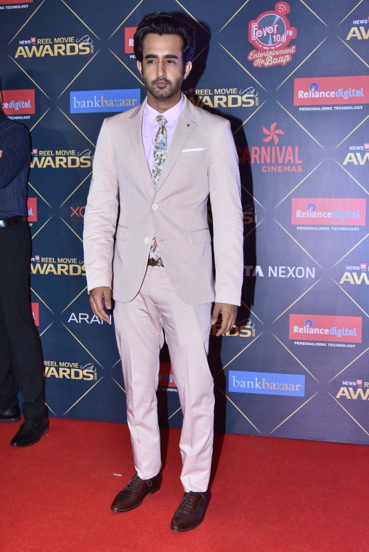 Satyajeet Dubey gets clicked on her arrival at News18 REEL Movie Awards 2018 in Mumbai. Boman Irani,Kubra Sait,Tillotama Shome,Amit Sadh,Satyajeet Dubey,Sonali Kulkarni,News18 REEL Movie Awards 2018,celebs at News18 REEL Movie Awards 2018