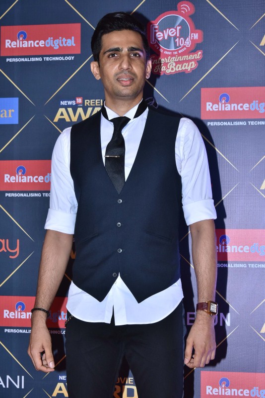 Gulshan Devaiya gets clicked on her arrival at News18 REEL Movie Awards 2018 in Mumbai. Boman Irani,Kubra Sait,Tillotama Shome,Amit Sadh,Satyajeet Dubey,Sonali Kulkarni,News18 REEL Movie Awards 2018,celebs at News18 REEL Movie Awards 2018