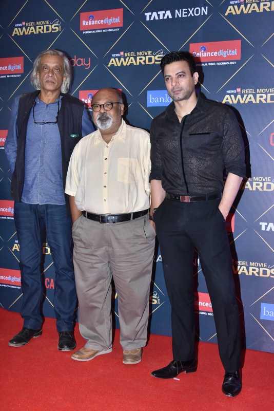 Filmmakers Saurabh Shukla, Sudhir Mishra and Rahul Bhatt pose on the red carpet at the first edition of News18 REEL Movie Awards. Richa Chadha,Rajkummar Rao,Jim Sarbh,Nikhil Advani,Dia Mirza,News18 REEL Movie Awards 2018,News18 REEL,News18 REEL Movie Awards,celebs at News18 REEL Movie Awards 2018