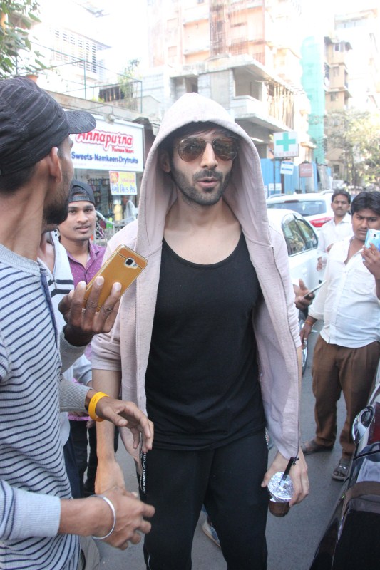 Kartik Aryan was seen wearing a black tee with black pants and a light pink coloured hoodie. Sonu Ke Titu Ki Sweety,Sonu Ke Titu Ki Sweety actor,Kartik Aaryan,actor Kartik Aaryan,Kartik Aaryan girlfriend,Kartik Aaryan girlfriend pics,Kartik Aaryan girlfriend images,Kartik Aryan with girlfriend