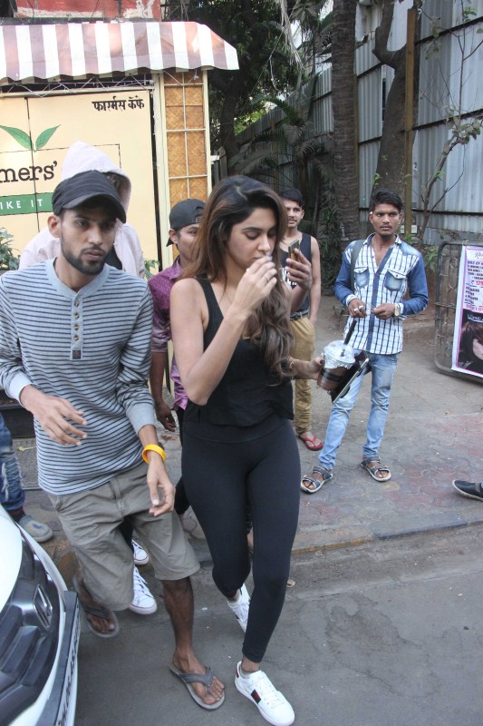 Kartik Aaryan's rumoured girlfriend get clicked while leaving Farmer's Cafe. Sonu Ke Titu Ki Sweety,Sonu Ke Titu Ki Sweety actor,Kartik Aaryan,actor Kartik Aaryan,Kartik Aaryan girlfriend,Kartik Aaryan girlfriend pics,Kartik Aaryan girlfriend images,Kartik Aryan with girlfriend