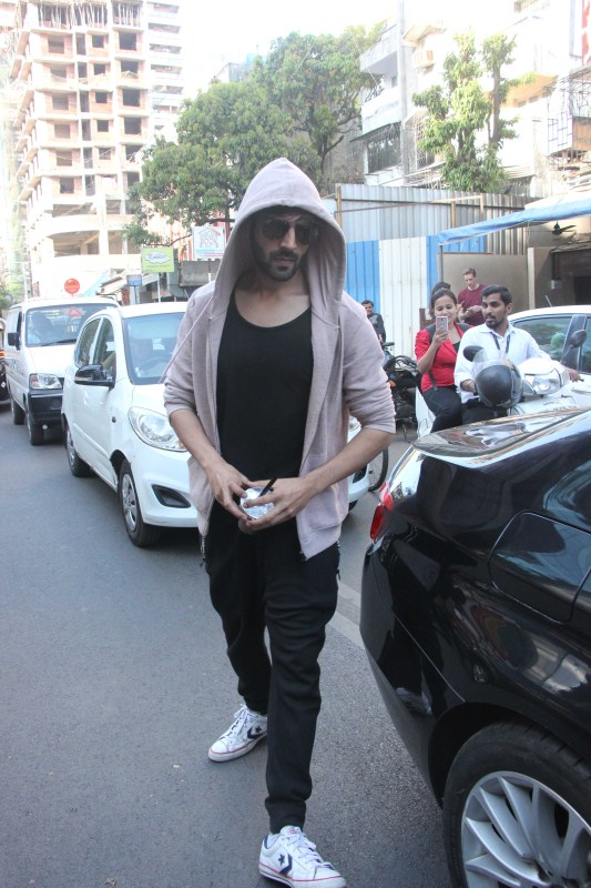 Kartik Aaryan get clicked while leaving Farmer's Cafe. Sonu Ke Titu Ki Sweety,Sonu Ke Titu Ki Sweety actor,Kartik Aaryan,actor Kartik Aaryan,Kartik Aaryan girlfriend,Kartik Aaryan girlfriend pics,Kartik Aaryan girlfriend images,Kartik Aryan with girlfriend