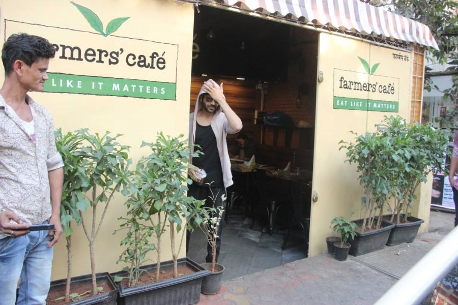 Sonu Ke Titu Ki Sweety actor Kartik Aaryan get clicked while leaving Farmer's Cafe. Sonu Ke Titu Ki Sweety,Sonu Ke Titu Ki Sweety actor,Kartik Aaryan,actor Kartik Aaryan,Kartik Aaryan girlfriend,Kartik Aaryan girlfriend pics,Kartik Aaryan girlfriend images,Kartik Aryan with girlfriend