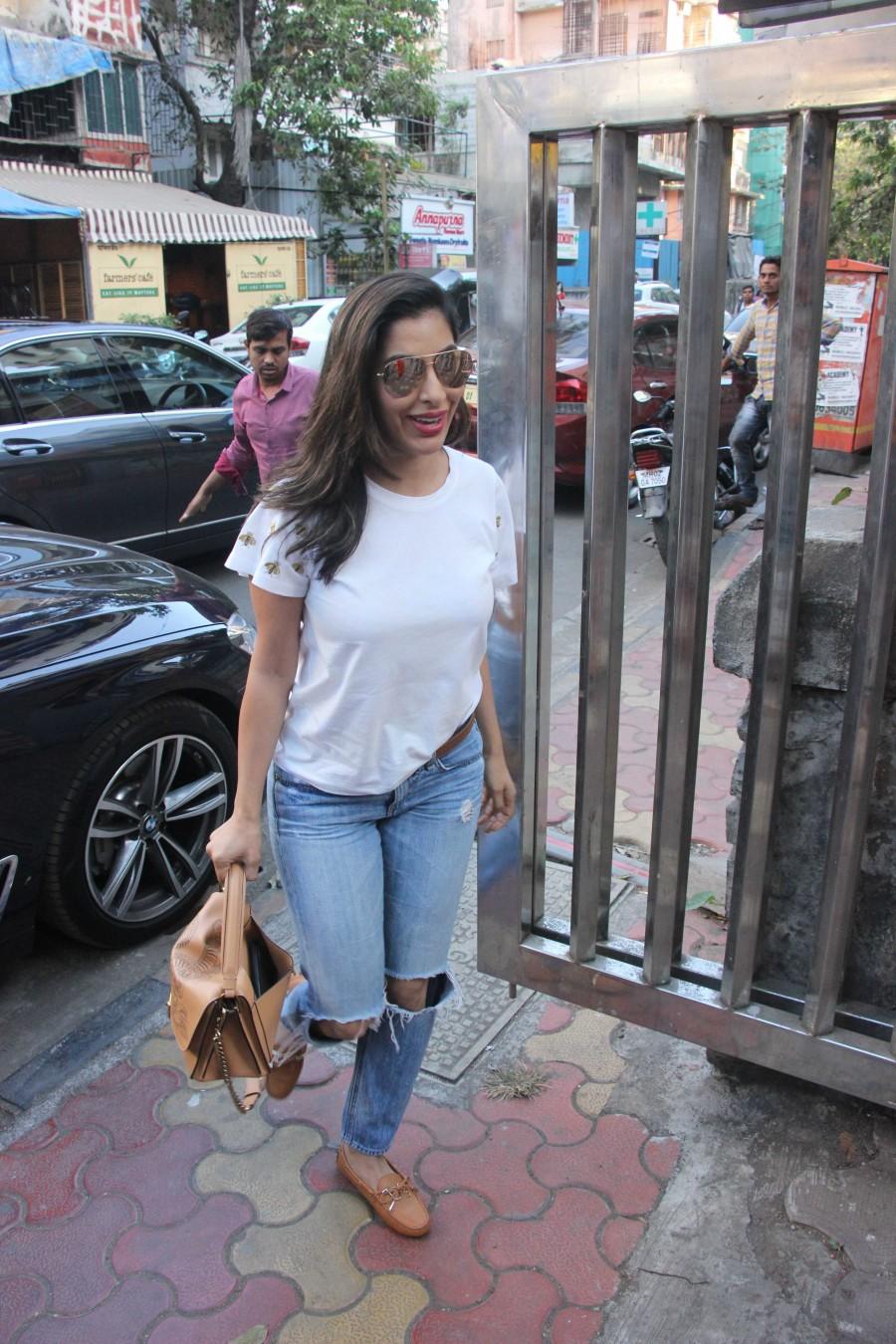 Bollywood actress Sophie Choudry clicked at Bandra. Shilpa Shetty,Sidharth Malhotra,Sophie Choudry,Shilpa Shetty spotted at Bandra,Sidharth Malhotra spotted at Bandra,Sophie Choudry spotted at Bandra,Shilpa Shetty new pics,Shilpa Shetty pics,Shilpa Shetty images
