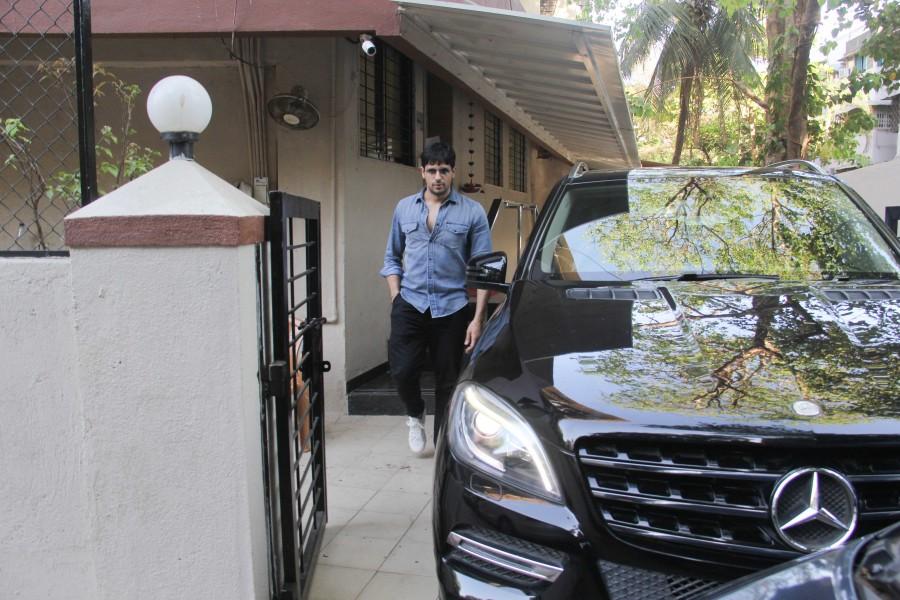 Sidharth Malhotra spotted at Bandra. Shilpa Shetty,Sidharth Malhotra,Sophie Choudry,Shilpa Shetty spotted at Bandra,Sidharth Malhotra spotted at Bandra,Sophie Choudry spotted at Bandra,Shilpa Shetty new pics,Shilpa Shetty pics,Shilpa Shetty images