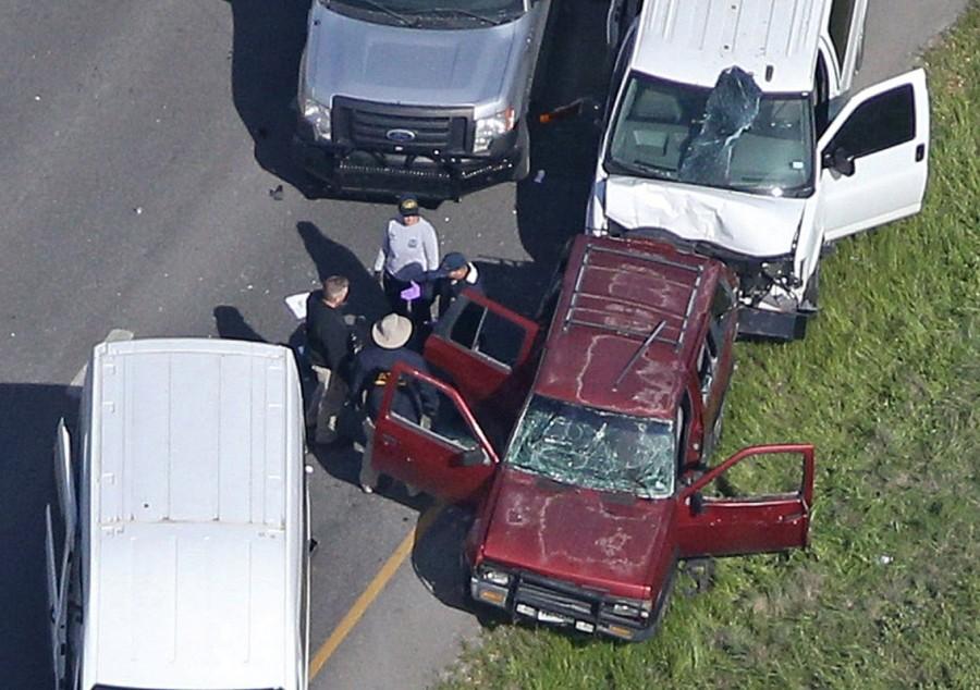 Law enforcement personnel investigate the scene where the Texas bombing suspect blew himself up on the side of a highway north of Austin in Round Rock, Texas, March 21, 2018. Austin,Texas bombing spree