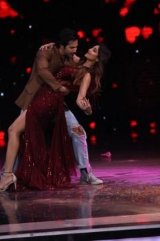 Actor Varun Dhawan burns the dance floor with Shilpa Shetty on Super Dancer chapter 2.