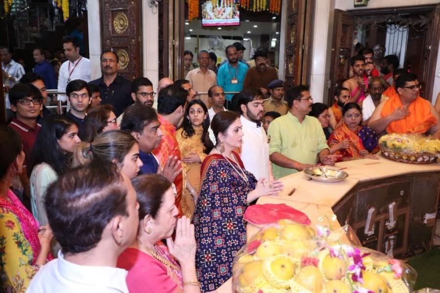 Ambani family recently visited Siddhivinayak Temple in Mumbai after engagement ceremony of billionaire Mukesh's eldest son Akash Ambani with Shloka Mehta in Goa. Akash Ambani and fiancee Shloka Mehta,Akash Ambani and Shloka Mehta,Akash Ambani and Shloka Mehta pics,Siddhivinayak temple,Akash Ambani at Siddhivinayak temple,Ambani at Siddhivinayak temple,Shloka Mehta at Siddhivinayak temple