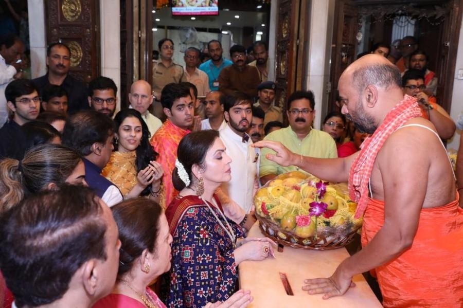 Shloka Mehta is youngest daughter of Indian diamond magnate Russell Mehta. The newly engaged couple is reported to be married in December. Akash Ambani and fiancee Shloka Mehta,Akash Ambani and Shloka Mehta,Akash Ambani and Shloka Mehta pics,Siddhivinayak temple,Akash Ambani at Siddhivinayak temple,Ambani at Siddhivinayak temple,Shloka Mehta at Siddhivinayak temple