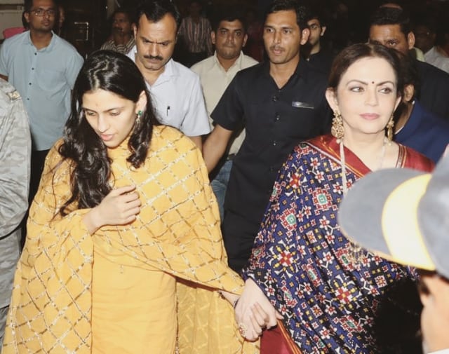 Mukesh Ambani, Nita Ambani with children at Siddhivinayak temple in Mumbai. Akash Ambani and fiancee Shloka Mehta,Akash Ambani and Shloka Mehta,Akash Ambani and Shloka Mehta pics,Siddhivinayak temple,Akash Ambani at Siddhivinayak temple,Ambani at Siddhivinayak temple,Shloka Mehta at Siddhivinayak temple
