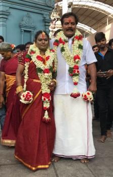 Popular comedy actor Munishkanth got married to Thenmozhi today morning at the Vadapalani temple, Chennai.