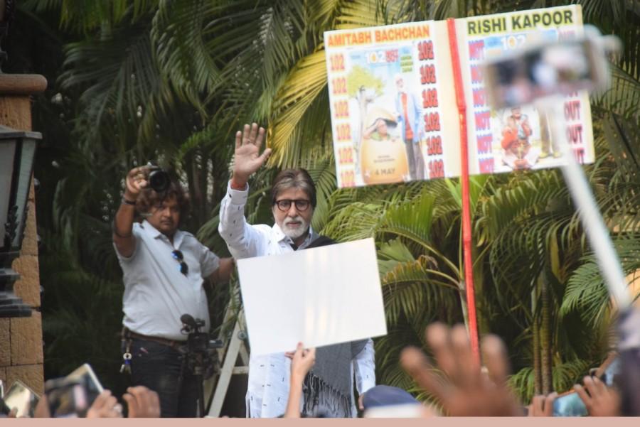 Bollywood megastar Amitabh Bachchan greets his fans every Sunday who gather outside his Jalsa bungalow for a glimpse of Big B. Amitabh Bachchan,actor Amitabh Bachchan,Amitabh Bachchan meets fans,Amitabh Bachchan at Jalsa bungalow,Jalsa bungalow,Amitabh Bachchan pics,Amitabh Bachchan images