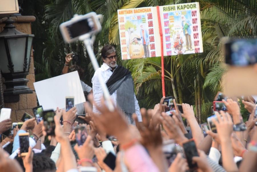 Large crowds gather on Sunday evenings to get a glimpse of actor Amitabh Bachchan. Amitabh Bachchan,actor Amitabh Bachchan,Amitabh Bachchan meets fans,Amitabh Bachchan at Jalsa bungalow,Jalsa bungalow,Amitabh Bachchan pics,Amitabh Bachchan images