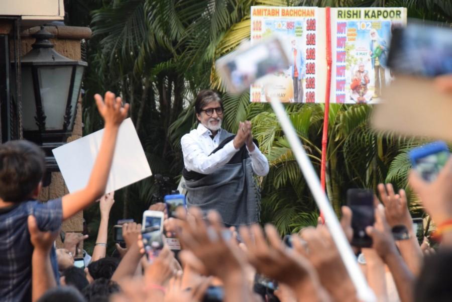 Superstar Big B stepped out of his Jalsa bungalow in Mumbai for a few minutes to meet his fans. Amitabh Bachchan,actor Amitabh Bachchan,Amitabh Bachchan meets fans,Amitabh Bachchan at Jalsa bungalow,Jalsa bungalow,Amitabh Bachchan pics,Amitabh Bachchan images