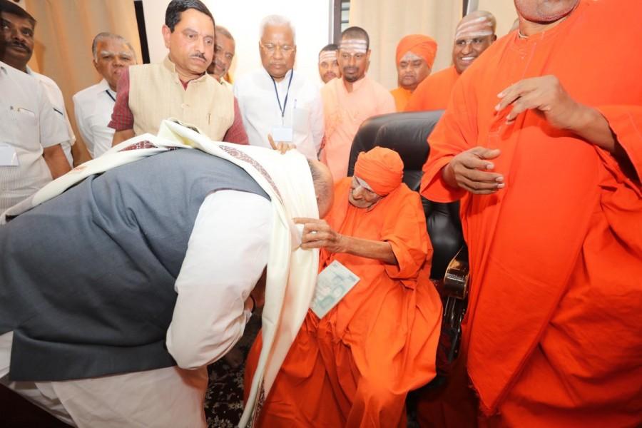 Amit Shah takes blessing from Sri Sri Sri Shivakumara Swamiji of Siddhaganga Mutt, Tumakuru. Amit Shah,BJP Amit Shah,BJP president,BJP president Amit Shah,Amit Shah in Karnataka,Amit Shah at Siddaganga Matha,Siddaganga Matha,Sri Sri Sri Shivakumara Swamiji