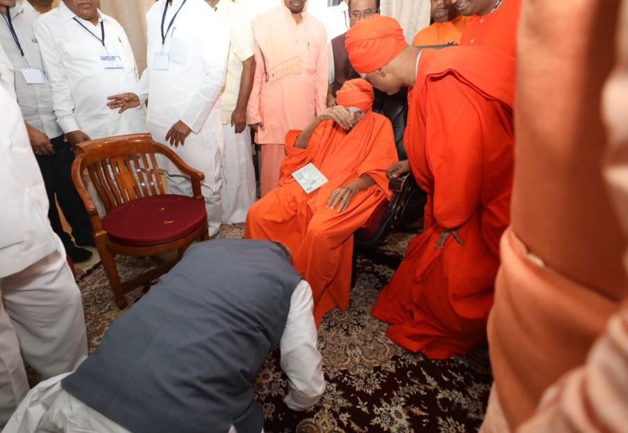 Amit Shah meets swami Shivakumar in Siddaganga Matha takes blessings on Monday (26th March). Amit Shah,BJP Amit Shah,BJP president,BJP president Amit Shah,Amit Shah in Karnataka,Amit Shah at Siddaganga Matha,Siddaganga Matha,Sri Sri Sri Shivakumara Swamiji