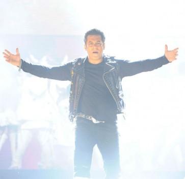 Bollywood actor Salman Khan shakes a leg on a popular Bollywood number during the 'Dabangg Tour' at Balewadi Stadium in Pune.