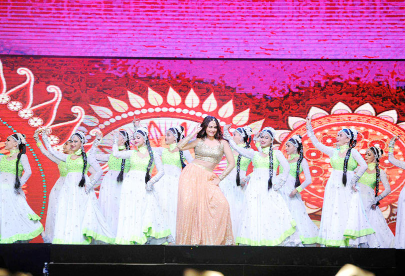 Sonakshi Sinha dances to a peppy Bollywood song during 'Dabangg Tour' at Balewadi Stadium in Pune. Salman Khan,Katrina Kaif,Sonakshi Sinha,Prabhu Deva,Dabangg Tour,Dabangg Tour in Pune,celebs at Dabangg Tour,Dabangg Tour pics,Dabangg Tour images