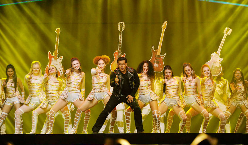 Salman Khan grooves on a popular Bollywood number during 'Dabangg Tour' at Balewadi Stadium in Pune. Salman Khan,Katrina Kaif,Sonakshi Sinha,Prabhu Deva,Dabangg Tour,Dabangg Tour in Pune,celebs at Dabangg Tour,Dabangg Tour pics,Dabangg Tour images