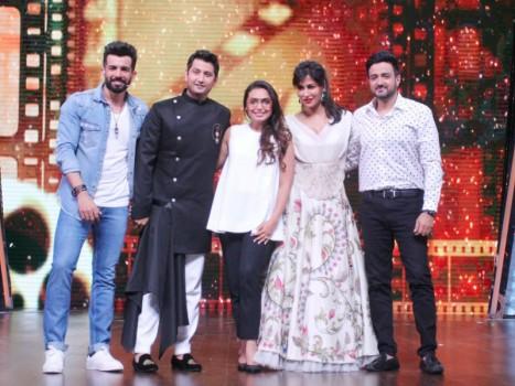Rani Mukherjee with host Jay Bhanushali, judge Marzi Pestonji, Chitrangada Singh and Siddharth Anand at DID Lil' Masters reality show.