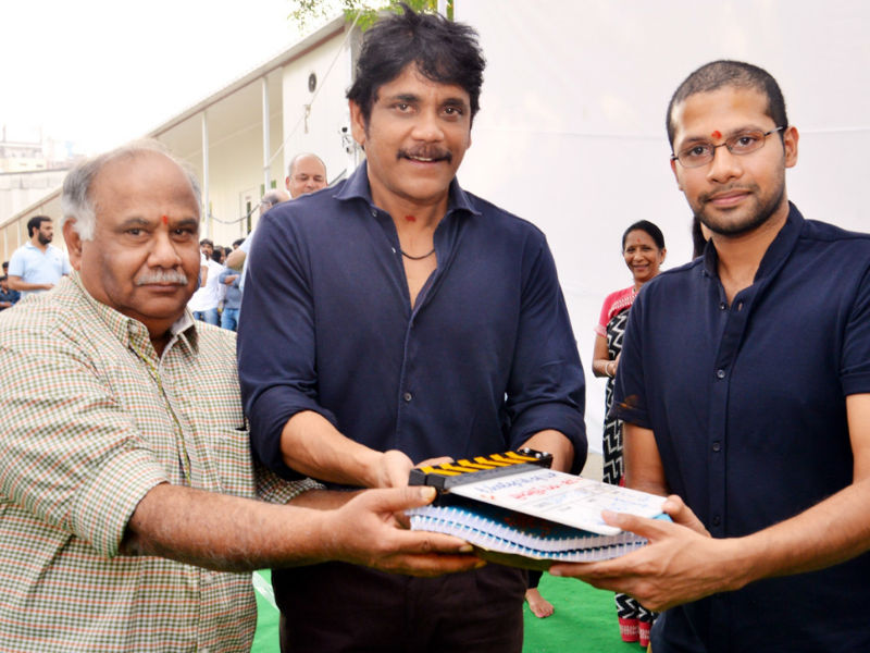 Nagarjuna Akkineni and Director Venky Atluri at Akhil Akkineni's new movie launch. Nagarjuna Akkineni,Amala,Akhil Akkineni,Akhil Akkineni new movie,Akhil Akkineni new movie launch,Akhil Akkineni new movie pooja,Dulquer Salman