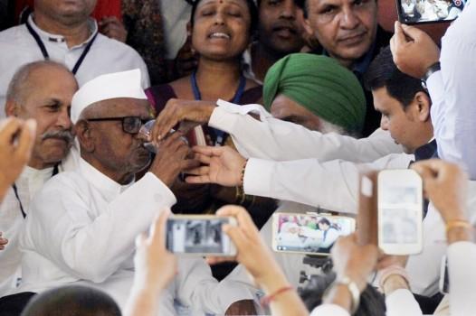 Social activist Anna Hazare breaks his fast and called off his hunger strike after the Central government sought six months to deal with his demands on fair crop prices, Lokpal appointment and electoral reforms, in New Delhi on March 29, 2018. Also seen Maharashtra Chief Minister Devendra Fadnavis.