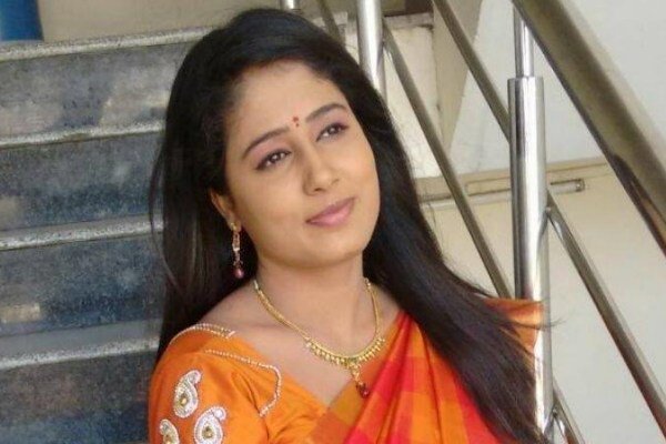 The police suspect she took the extreme step due to depression. The police said that witnesses saw her returning from work on Sunday night. TV anchor Radhika Reddy,anchor Radhika Reddy,Radhika Reddy depression,Radhika Reddy suicide,V6 Anchor Radhika Reddy,Radhika Reddy pics,Radhika Reddy images,Radhika Reddy stills