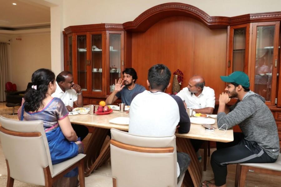 Actor Sudeep at the residence of Karnataka JD(S) President HD Kumaraswamy in Bengaluru, on April 2, 2018. Kiccha Sudeep,Sandalwood star Kiccha Sudeep,Sandalwood star Sudeep,HD Kumaraswamy,Kumaraswamy,Sudeep meets Kumaraswamy,Sudeep with Kumaraswamy,JDS,Karnataka Election,Karnataka Election 2018