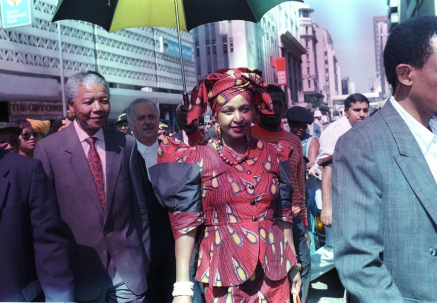 Winnie Mandela (R) and her husband Nelson (L) arrive at Johannesburg Supreme Court February 14, 1991 shortly before her trial on charges of kidnapping and assault was postponed until March 6 to give police time to track down a key prosecution witness believed to have been abducted. Centre background is Mrs. Mandela's advocate George Bizos. Winnie Mandela,Winnie Mandela dead,Winnie Mandela passed away,Winnie Madikizela-Mandela,Nelson Mandela,Anti-apartheid campaigner