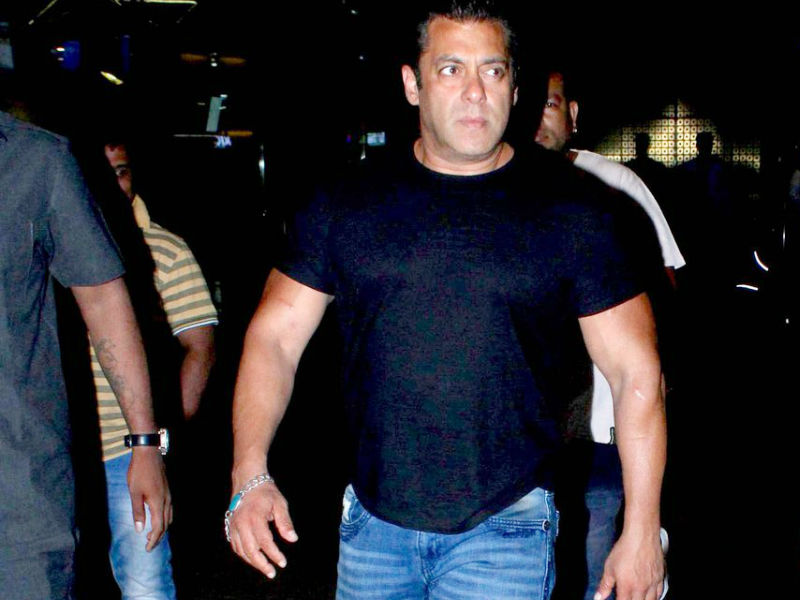 Race 3, has been creating immense buzz ever since the film's announcement. The third installment with feature Salman Khan in a smashing action-packed avatar. Produced by Salman Khan Films and Ramesh Taurani under the banner of Tips Films, Race 3 is directed by Remo D'souza and will hit theatres on Eid 2018. Salman Khan and Jacqueline Fernandez,Salman Khan,Jacqueline Fernandez,Race 3,Race 3 team,Race 3 movie team,Race 3 at airport,Salman Khan at airport,Jacqueline Fernandez at airport