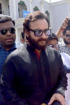 Actor Saif Ali Khan arrives to appear before Jodhpur's Chief Judicial Magistrate (CJM) Rural Court in connection with the hearing in black buck poaching case, on April 4, 2018.