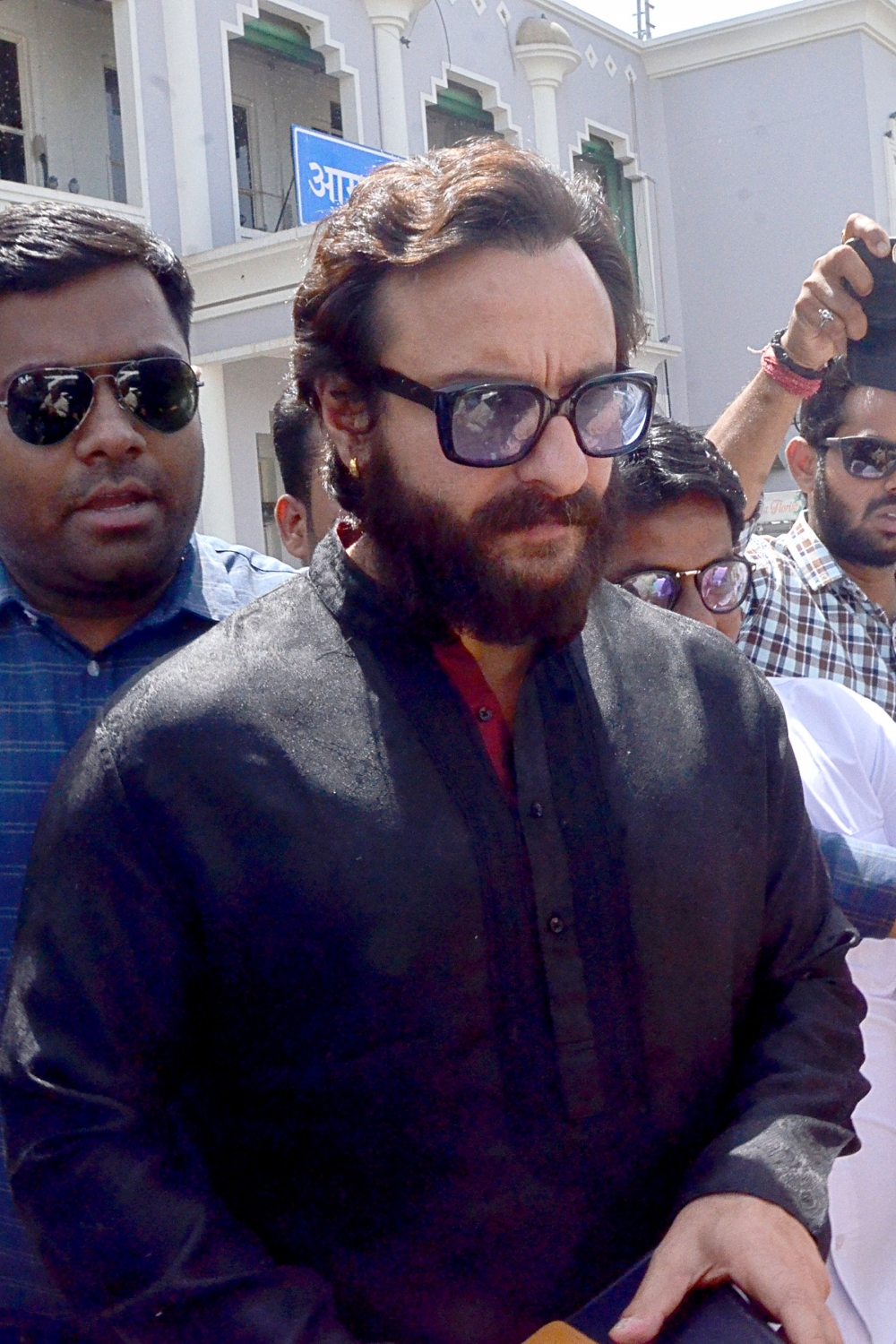 Actor Saif Ali Khan arrives to appear before Jodhpur's Chief Judicial Magistrate (CJM) Rural Court in connection with the hearing in black buck poaching case, on April 4, 2018. Saif Ali Khan,Sonali Bendre,Tabu,Neelam Kothari,Salman Khan,Black buck poaching case,Black buck poaching case result,Black buck poaching case verdict