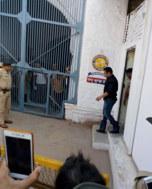 Blackbuck poaching case Salman Khan reaches Jodhpur central jail