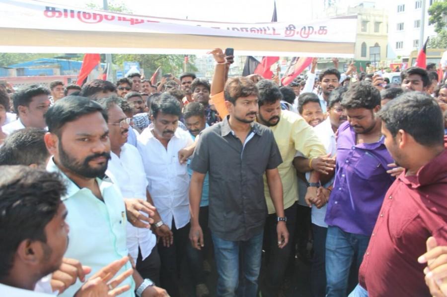 Udhayanidhi Stalin,actor Udhayanidhi Stalin,Udhayanidhi Stalin Cauvery issue,Cauvery issue,DMK protest,MK Stalin,Udhayanidhi Stalin joins TN strike,strike