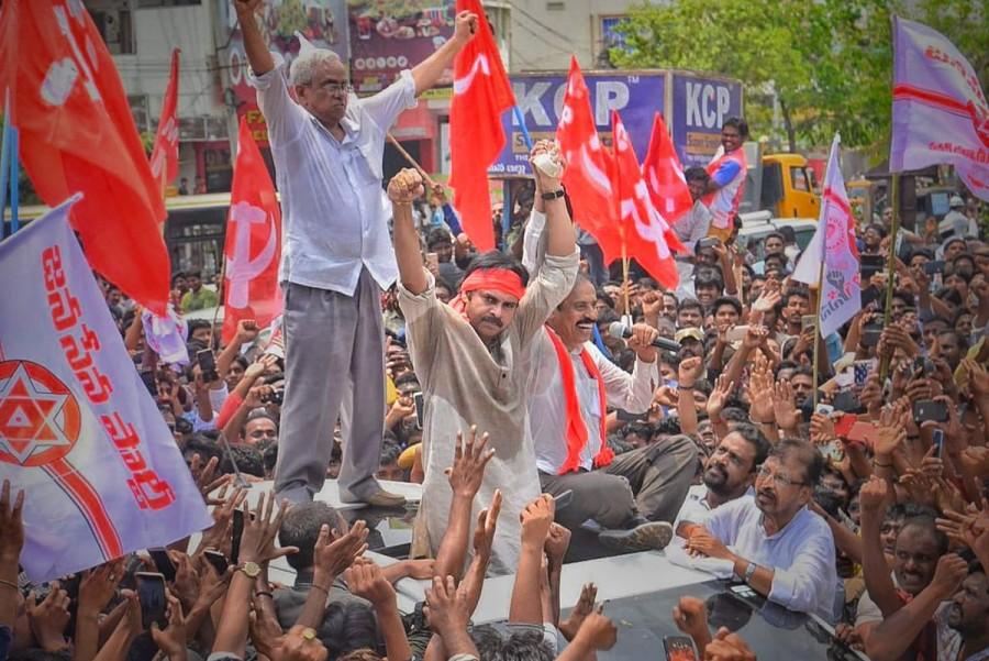 Jana Sena chief Pawan Kalyan, CPM leader P Madhu and CPI secretary K Ramakrishna lead padayatra in Vijayawada. Pawan Kalyan,actor Pawan Kalyan,Pawan Kalyan Padayatra,Pawan Kalyan Padayatra pics,Pawan Kalyan Padayatra images,Jana Sena,JANASENA PAADAYATRA
