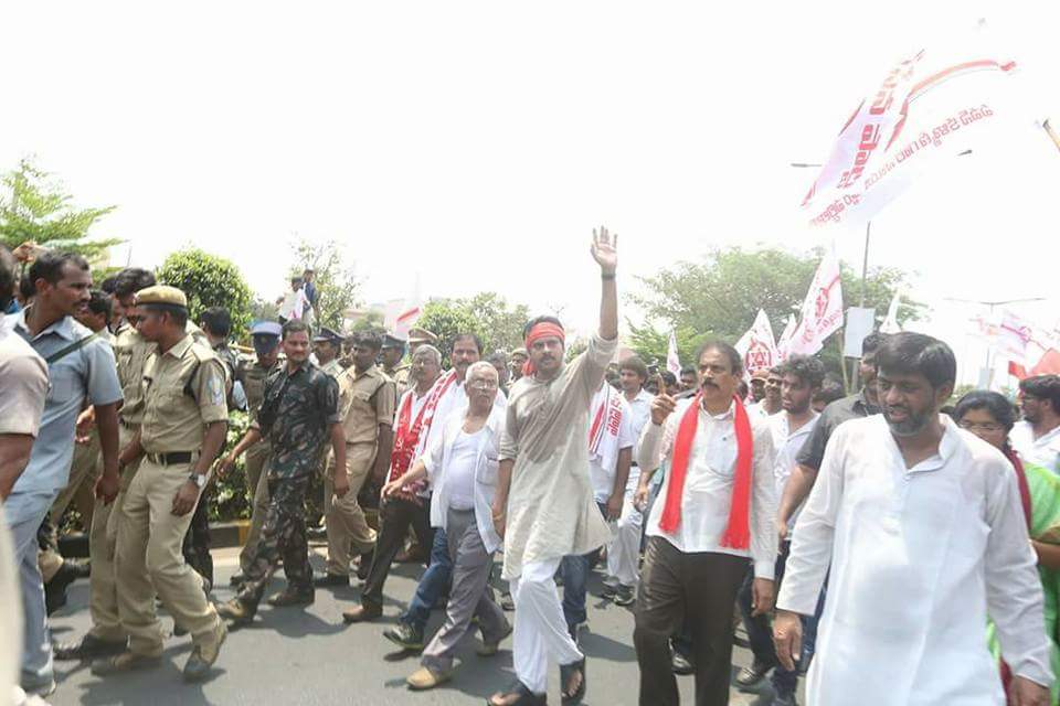 Jana Sena activists massive protest in AP for special status. Pawan Kalyan,actor Pawan Kalyan,Pawan Kalyan Padayatra,Pawan Kalyan Padayatra pics,Pawan Kalyan Padayatra images,Jana Sena,JANASENA PAADAYATRA