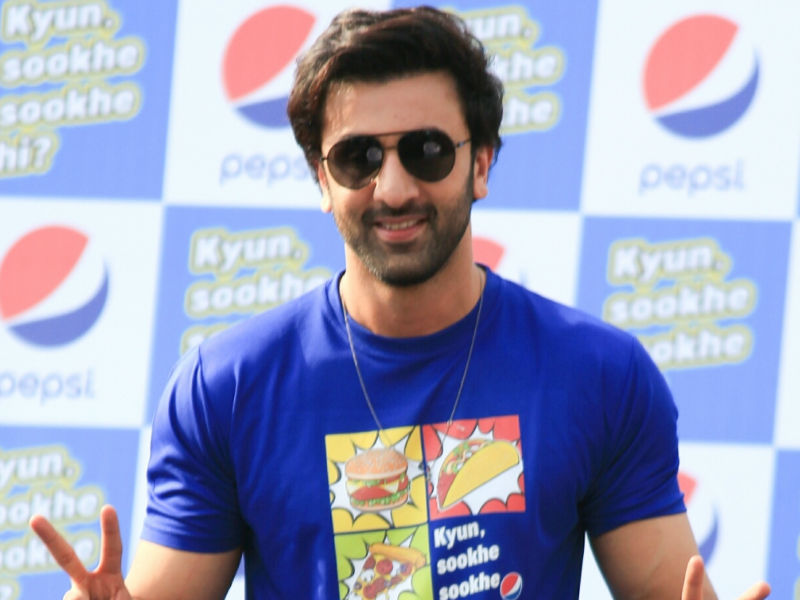 Ranbir was joined on stage by Raj Rishi Singh, Director - Marketing, Pepsi, PepsiCo India where they launched "Foodicon" bottles featuring origami interpretations of age-old street food favourites, including Mumbai's preferred vada pavs, Delhi's beloved samosas and Chennai's favoured dosas amongst others. Ranbir Kapoor,Pepsi's Kyun Sookhe Sookhe Hi campaign,Kyun Sookhe Sookhe Hi campaign,Kyun Sookhe Sookhe Hi,Ranbir Kapoor meet fans